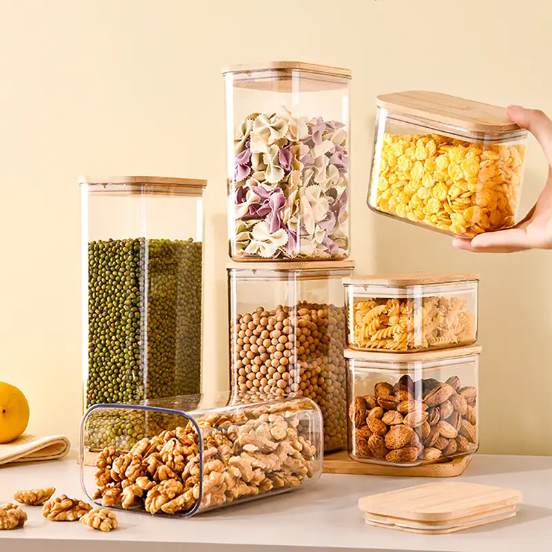 Muovinen säilytyspurkki puisella kannella